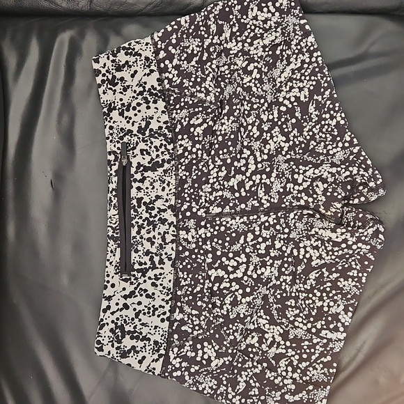 Lululemon Speed Shorts Paisley Black & White   sz 4 - Picture 2 of 8
